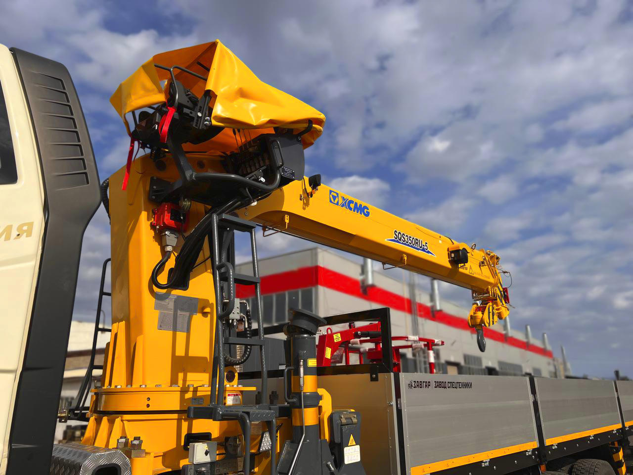 Краны-манипуляторы с электрическим приводом: особенности и преимущества